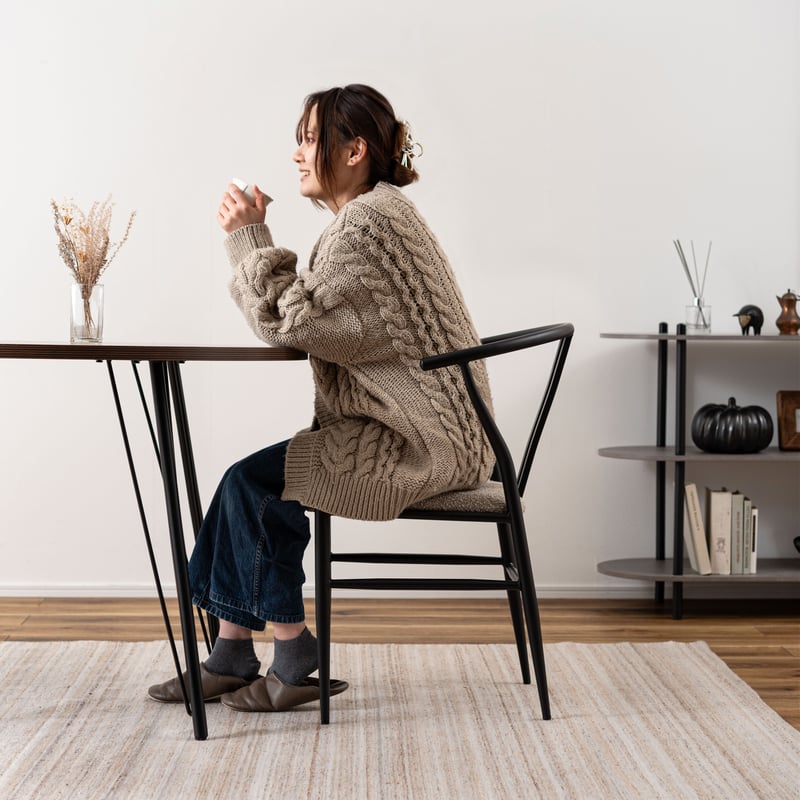 曲線が美しいデザインチェア「Rmoon chair(アールムーンチェア