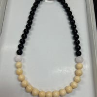 【パンダの工房】天然石パワーストーンオニキス＋カルサイトデザインネックレス