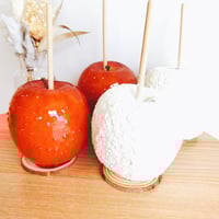 りんご飴です( *´艸)他の方は購入不可‼ 禁断のりんご飴 川崎駅店のデリバリー ・持ち帰り| メニューを