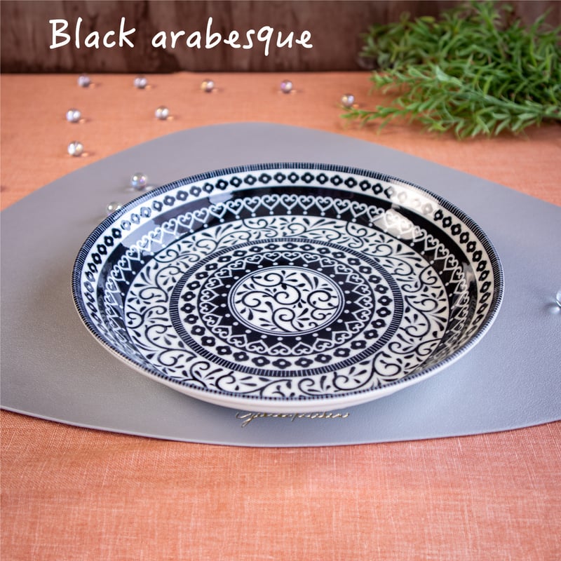 ブルガリア タルノヴォ作家ニーナ造 壁掛けデザイン皿2枚セット