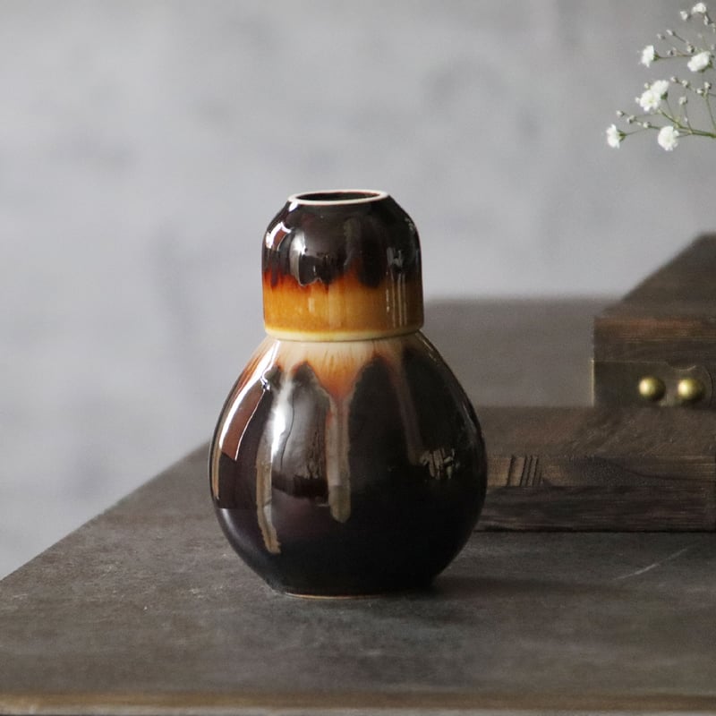 装飾的な黒と金の陶器ボトル 装飾的な黒と金の陶器ボトル 装飾的な黒と金の陶器ボトル 装飾的な黒と