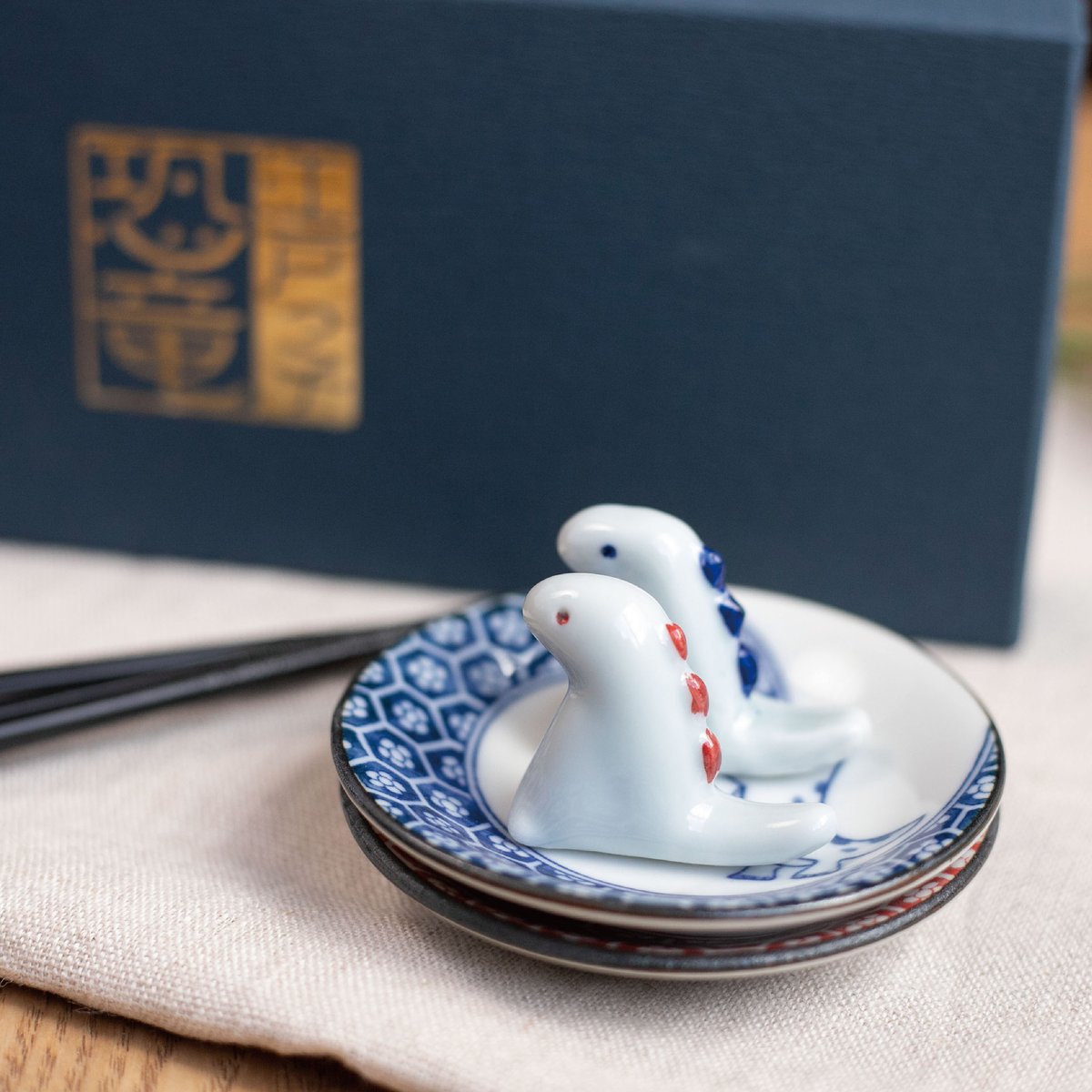 希少✤Human Made ヒューマンメイド 箸置き ホワイト レッド ブルー 江戸っ子恐竜 まめ皿・箸置ペア [ギフトセット] | AWASAKA