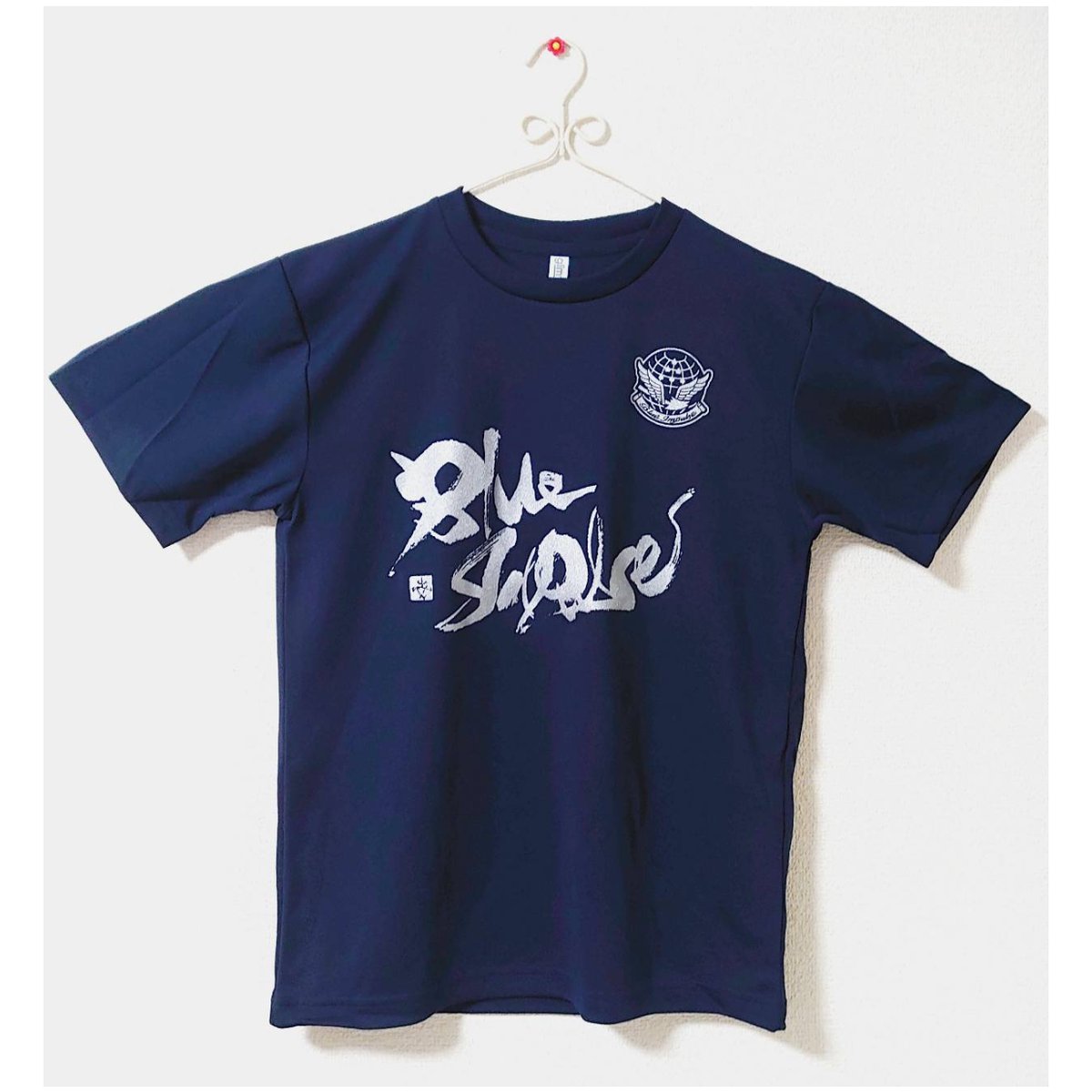 2024ブルーインパルスツアーパンフロゴTシャツ | たぁちゃん'ず Hangar