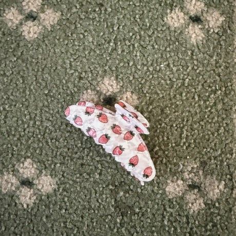nightbebe/2. strawberry sissor pin FREE