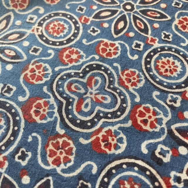 パキスタン　アジュラック布Ａレッド モダンなデザインのアジュラック生地】インド綿ハンドブロック