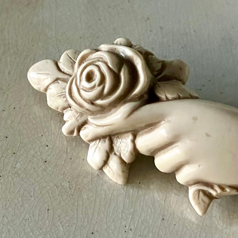 アンティークアイボリーハンドモチーフフラワーブローチ