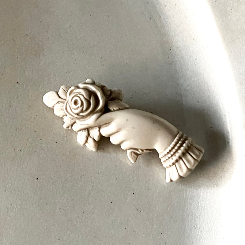 アンティーク　アイボリー　ハンドモチーフ　フラワー　ブローチ アンティークアイボリーハンドモチーフフラワーブローチ