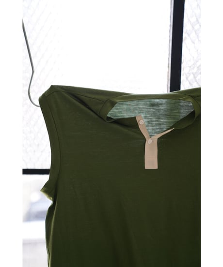 un/unbient "Exclusive" WASHABLE WOOL NO-SLEEVE HENLY NECK