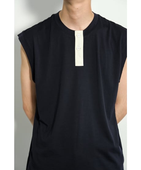 un/unbient "Exclusive" WASHABLE WOOL NO-SLEEVE HENLY NECK
