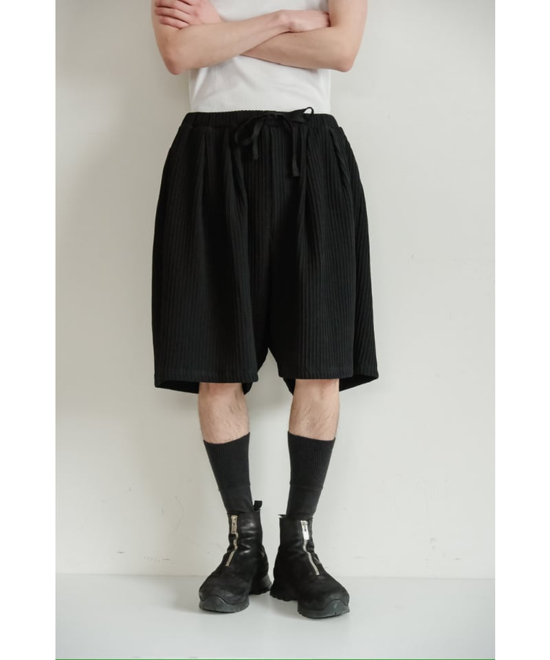ANCELLM WRINKLED STRIPE TUCK SHORT PANTS | Must