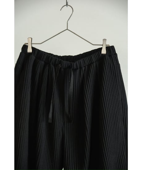 ANCELLM WRINKLED STRIPE TUCK SHORT PANTS