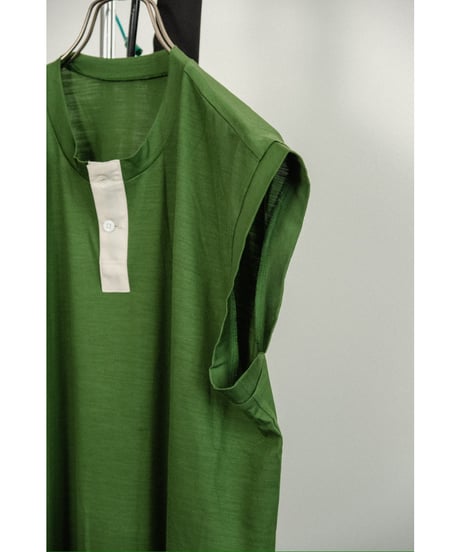 un/unbient "Exclusive" WASHABLE WOOL NO-SLEEVE HENLY NECK