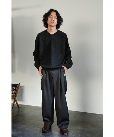 The CLASIK SADDLE V NECK