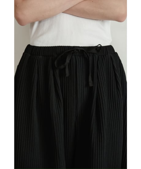 ANCELLM WRINKLED STRIPE TUCK SHORT PANTS