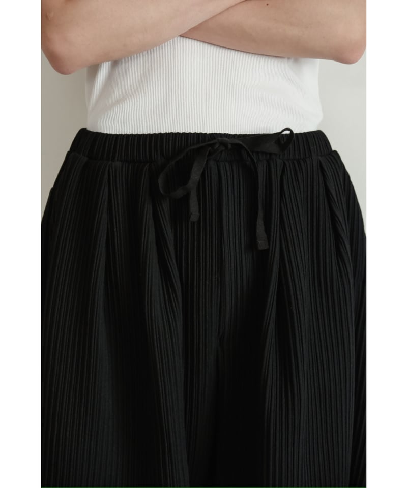 ANCELLM WRINKLED STRIPE TUCK SHORT PANTS | Must