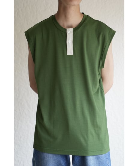 un/unbient "Exclusive" WASHABLE WOOL NO-SLEEVE HENLY NECK