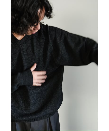 The CLASIK SADDLE V NECK