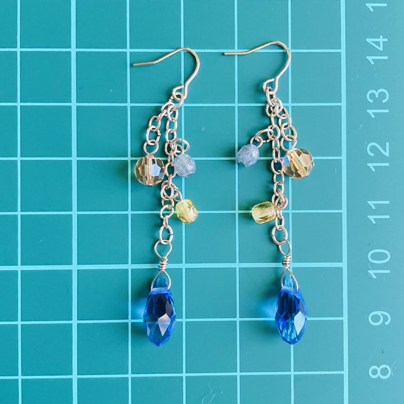 ブルーの揺れるピアス No.23 キラキラ揺れる青いピアス【シルバー】 | usaginohane's STORE