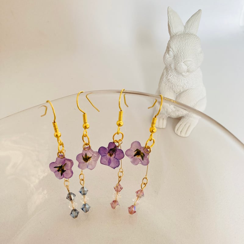 押し花のイヤリング　勿忘草　ハンドメイド 押し花のイヤリング 勿忘草 ハンドメイド ハンドメイド 勿忘草のお花型