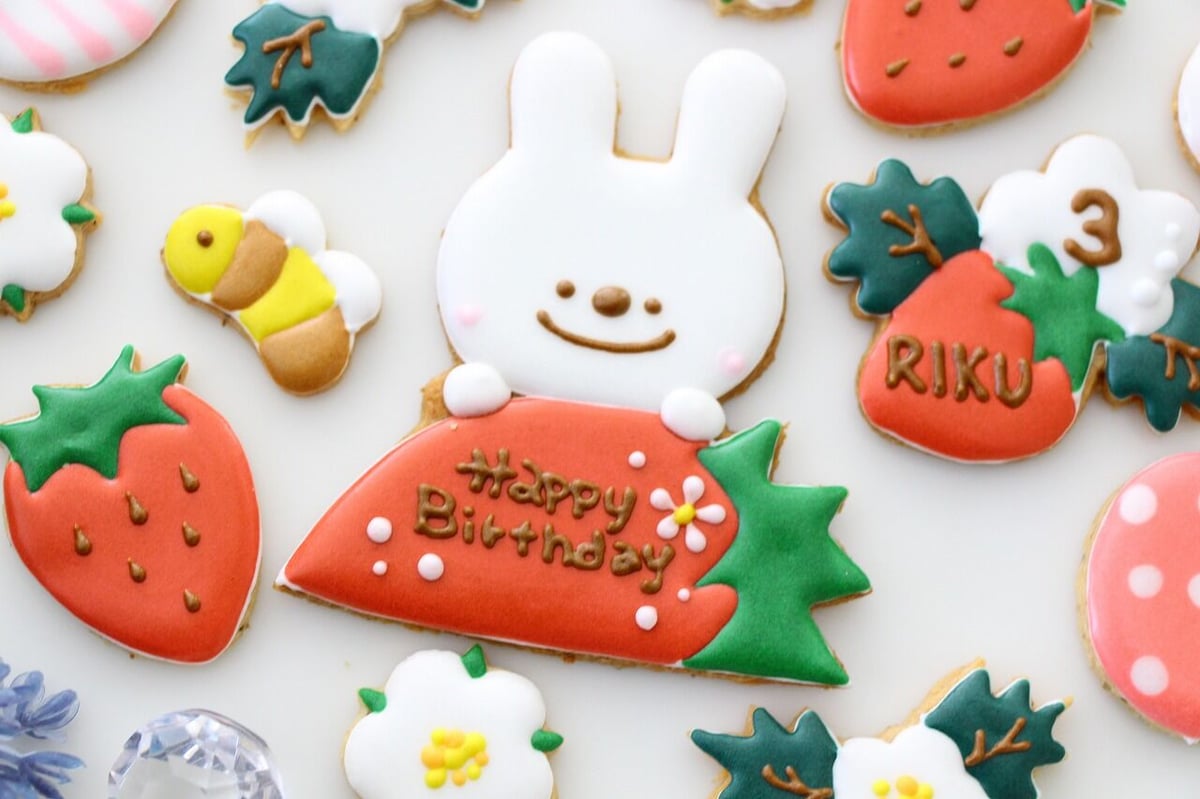 苺アイシングクッキー♡白うさぎ アイシングクッキーセット 【いちごうさぎ】 | お誕生日アイシング