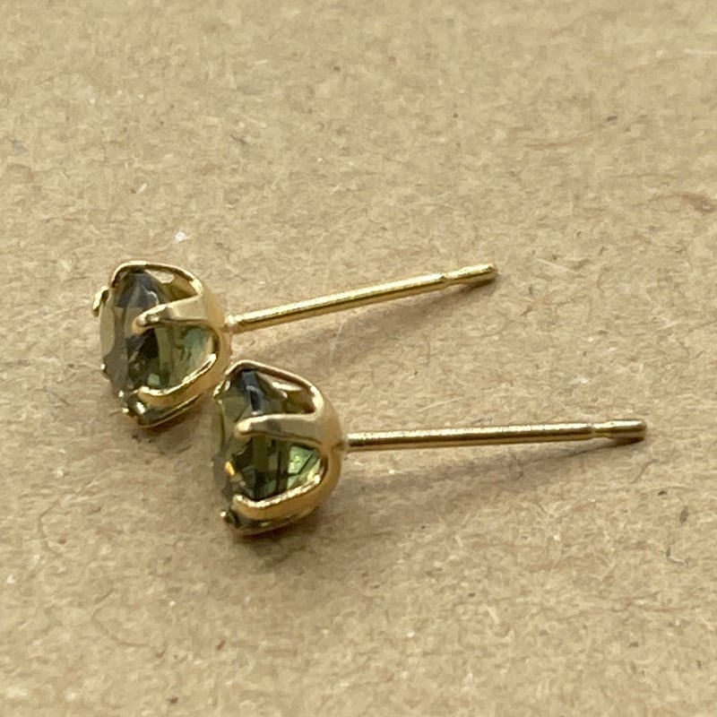 18KYG モルダバイトピアス モルダバイトK18オリジナルピアス5mm | 秘密の石屋