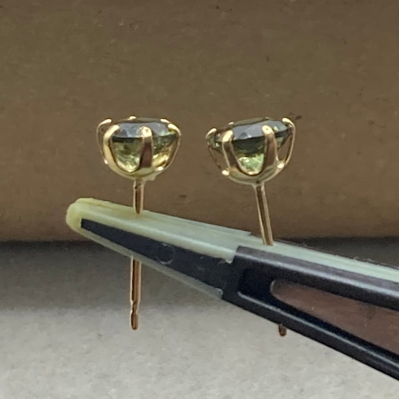 Hariqua ハリックア モルダバイト 18金 ピアス モルダバイトK18オリジナルピアス5mm | 秘密の石屋