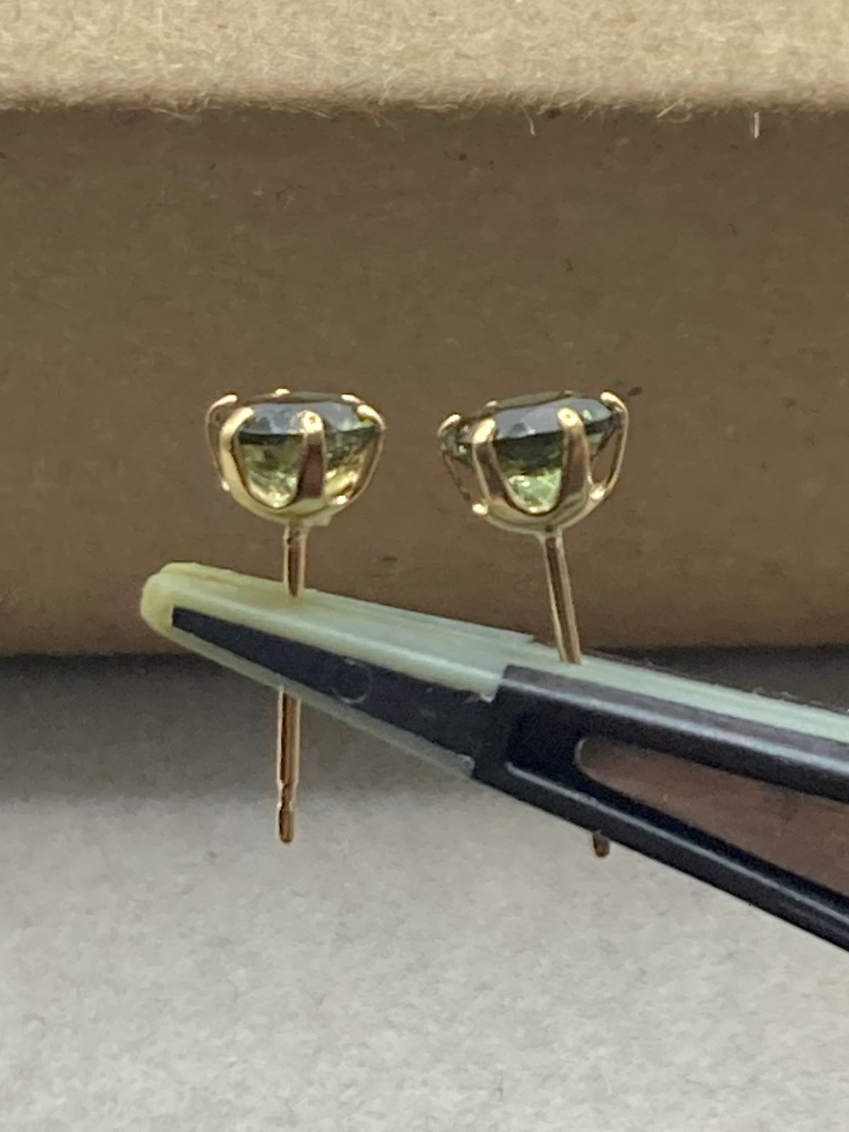 モルダバイトK18オリジナルピアス5mm | 秘密の石屋