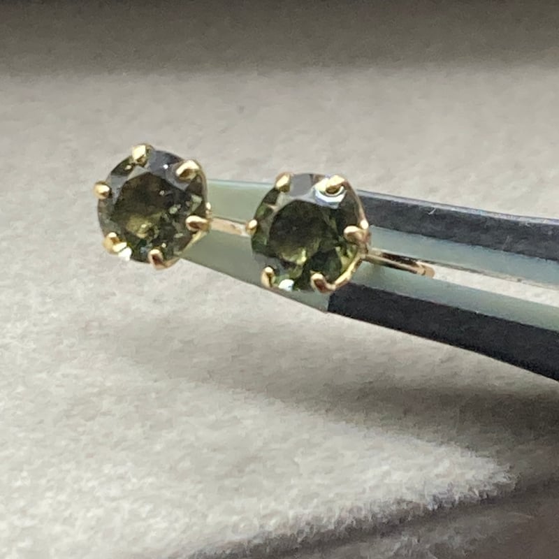 モルダバイトK18オリジナルピアス5mm | 秘密の石屋