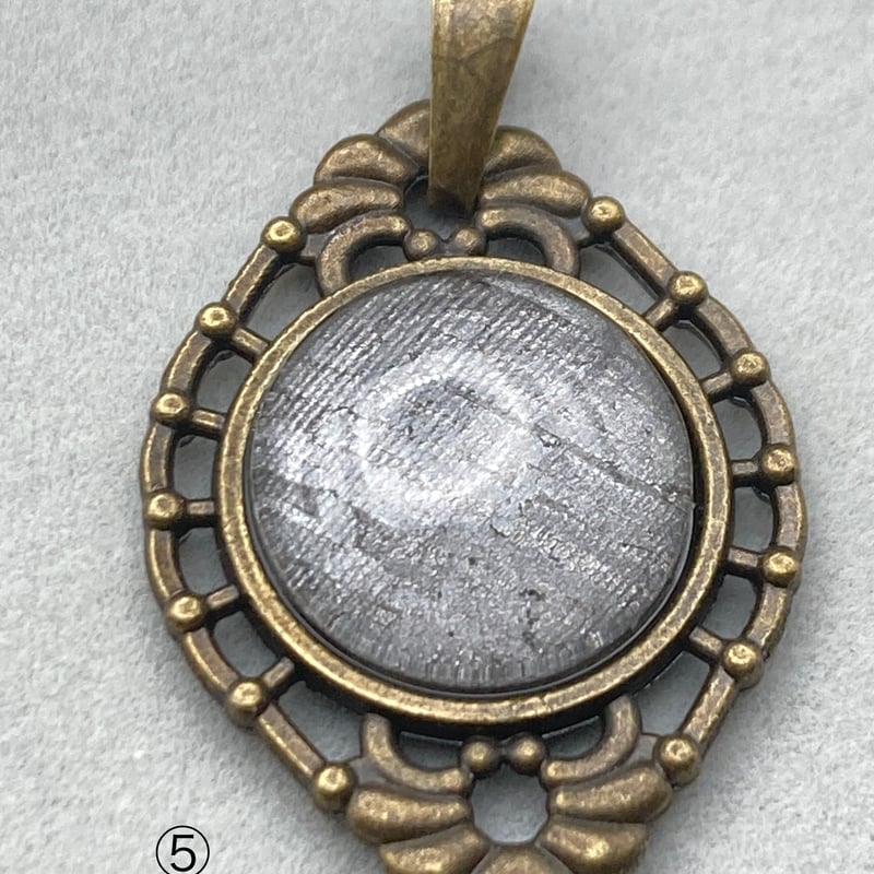 アルタイ隕石 仏像彫刻 ペンダント 楕円形 アルタイ隕石アンティーク風ペンダント | 秘密の石屋