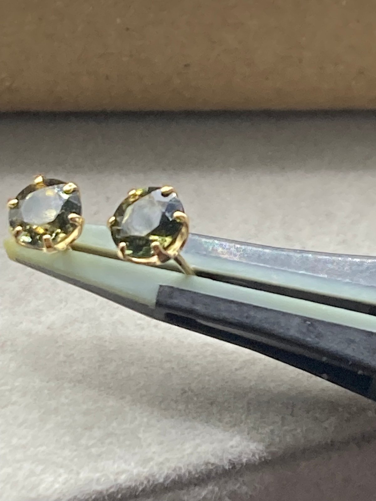 モルダバイトK18オリジナルピアス5mm | 秘密の石屋