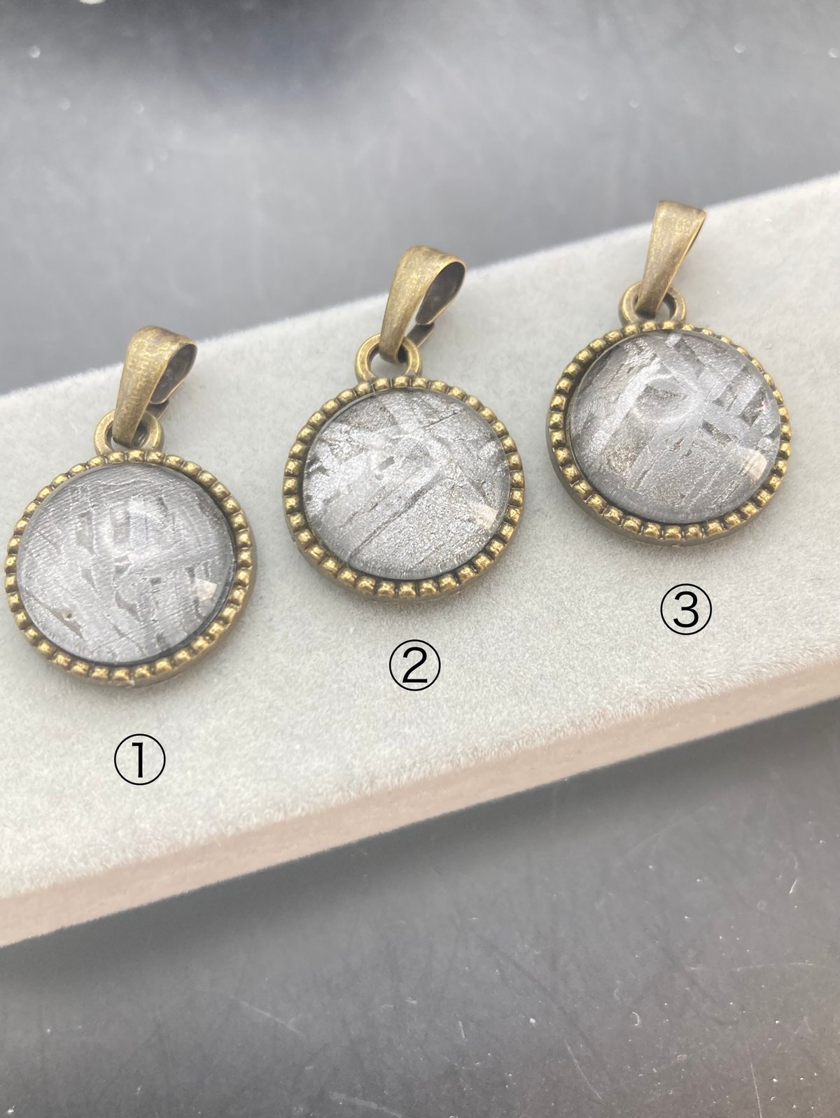 アルタイ隕石アンティーク風ペンダント猫 | 秘密の石屋