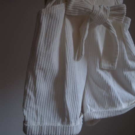 Corduroy short pants / white