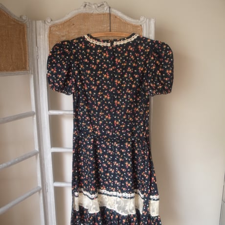 Puff Sleeve floral print dress / Black×Red