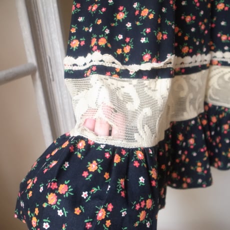 Puff Sleeve floral print dress / Black×Red
