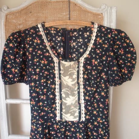 Puff Sleeve floral print dress / Black×Red