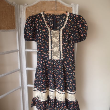 Puff Sleeve floral print dress / Black×Red
