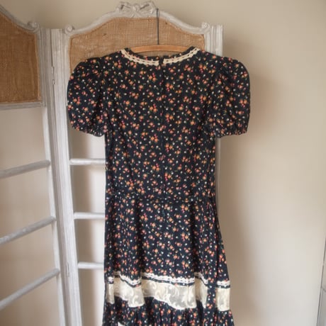 Puff Sleeve floral print dress / Black×Red