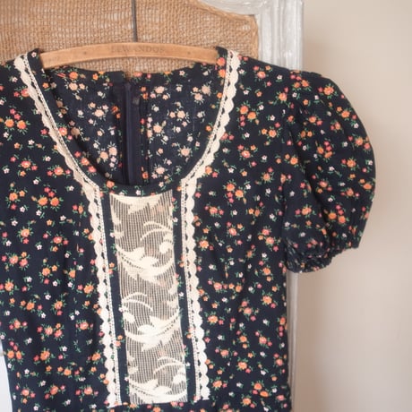 Puff Sleeve floral print dress / Black×Red