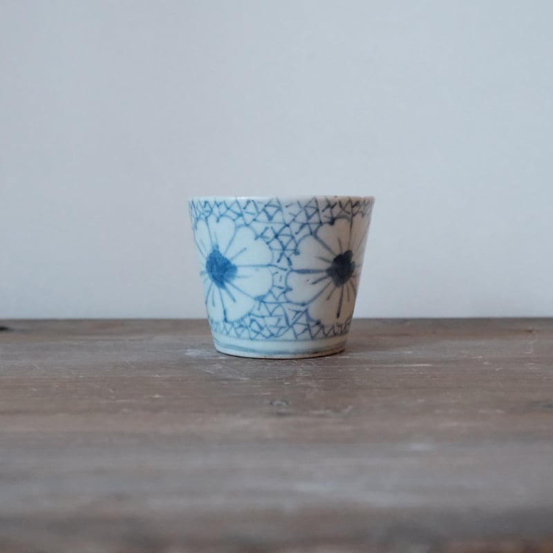 古伊万里 氷裂地紋に並び撫子図 蕎麦猪口 | 古物 鈍泥
