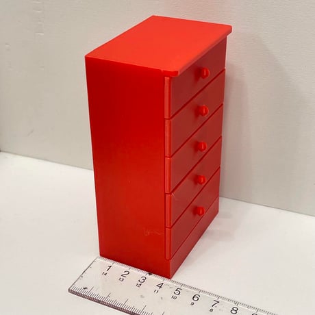 ミニチュア　タンス赤　家具　ドールハウスに　完成品　リーメントに　リカちゃんに