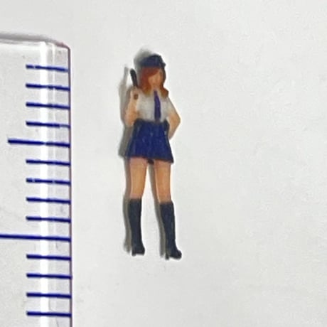 Nゲージ　鉄道模型　フィギュア　1/150 警官警棒　半袖　婦警　1/64より小