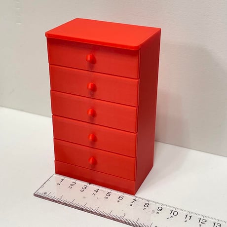 ミニチュア　タンス赤　家具　ドールハウスに　完成品　リーメントに　リカちゃんに