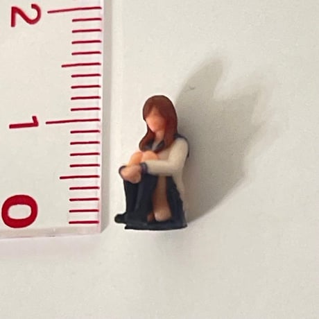 1/64 体育座り　フィギュア　JK ミニチュア　女子高生　ミニカー　トミカに