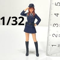 1/32 フィギュア　警官　敬礼　婦警　ミニカー　ジオラマ　1/64より大　3D