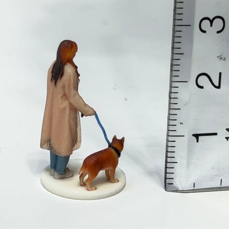 1/64 フィギュア　犬とお姉さん　ミニカーに　トミカに　ミニチュア　ジオラマに ミニチュアイメージ　リアルフィギュア　３Dフィギュア