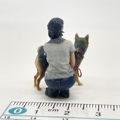 1/32 犬と女の子　フィギュア　ミニチュア　リアルフィギュア　ミニカーに　住宅模型　３D　　ジオラマに
