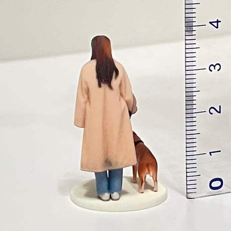 1/43 犬とお姉さん　フィギュア　ミニカーに　1/64より大　ミニチュア