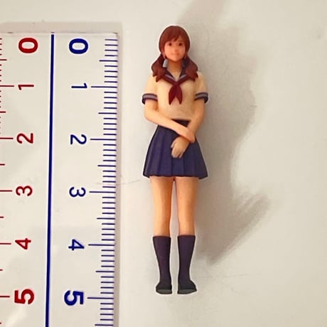 1/32 フィギュア　セーラー服　おさげ　ミニカー　ジオラマ　1/64より大