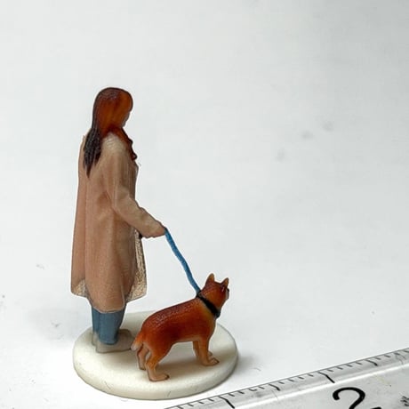 1/64 フィギュア　犬とお姉さん　ミニカーに　トミカに　ミニチュア　ジオラマに ミニチュアイメージ　リアルフィギュア　３Dフィギュア