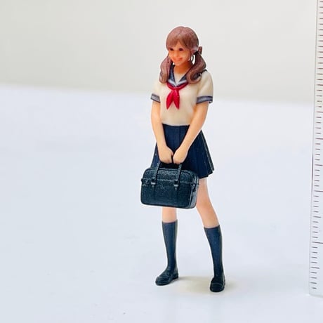 1/35 フィギュア　JK セーラー服　おさげ　カバン　女子高生　リアルフィギュア　塗装済み完成品　ミニカー　ジオラマ　　完成品